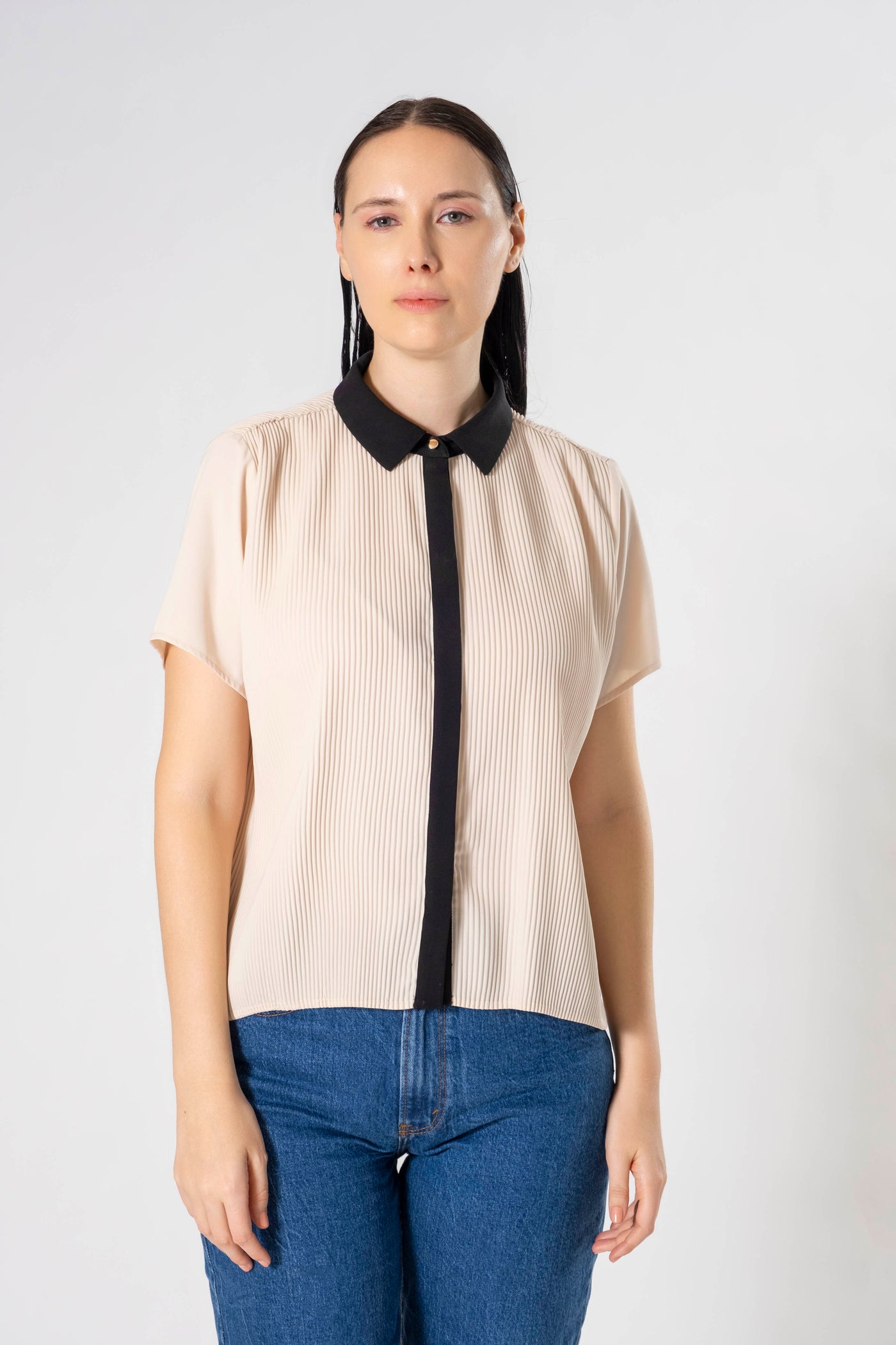 Donna Pleated Button Up Collar Short Sleeve Top