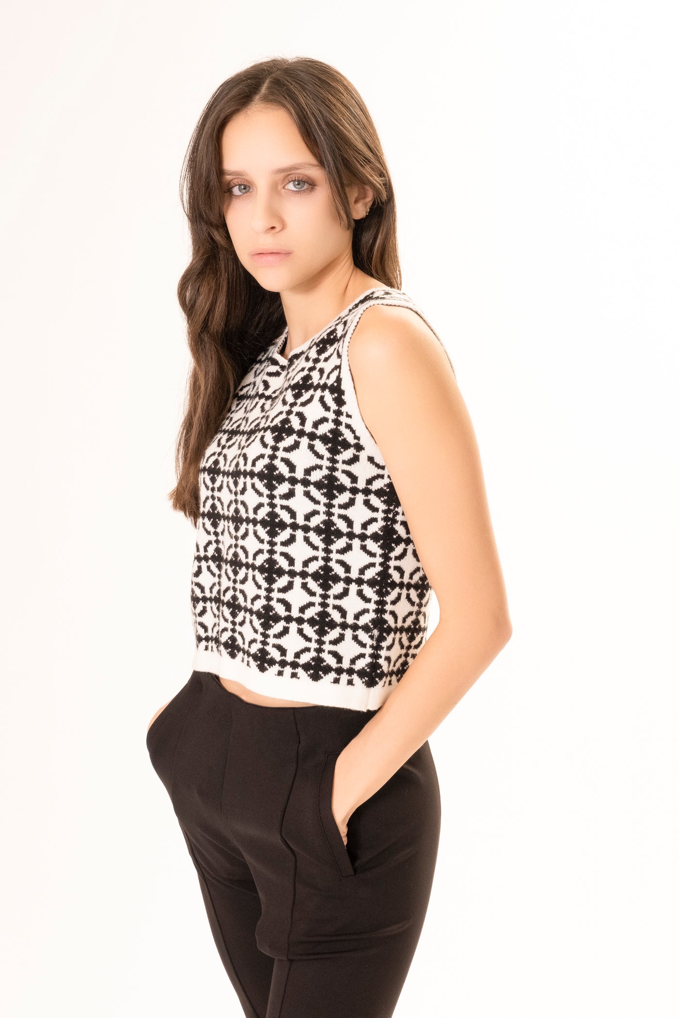 INTARSIA KNIT SLEEVELESS TOP