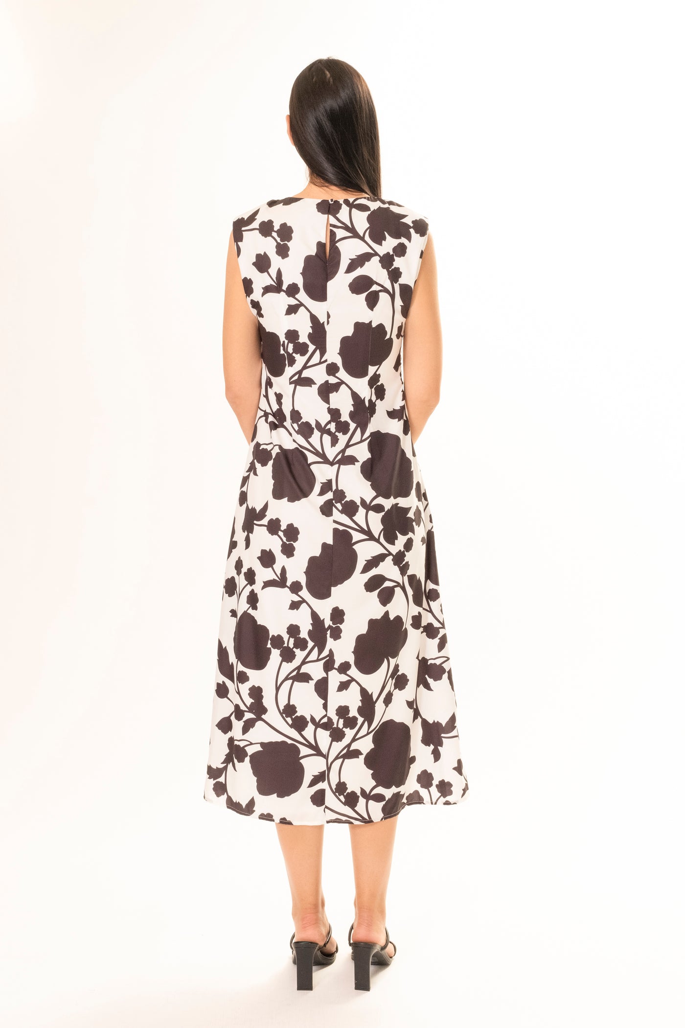 BLACK & WHITE FLORAL SLEEVELESS DRESS