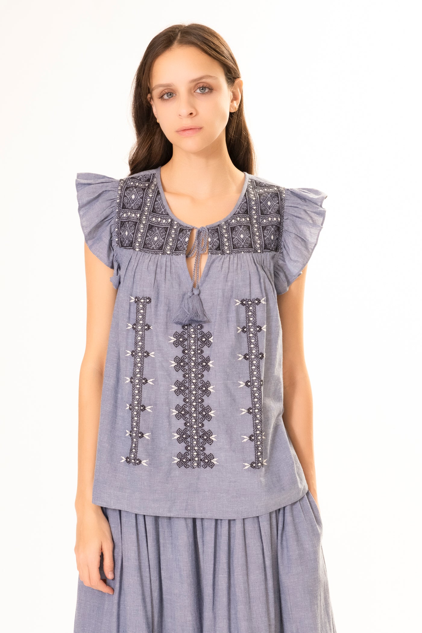 CHAMBRAY EMBROIDERED RUFFLE TOP